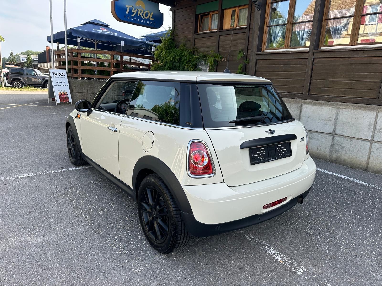 MINI One-showroom-element-2