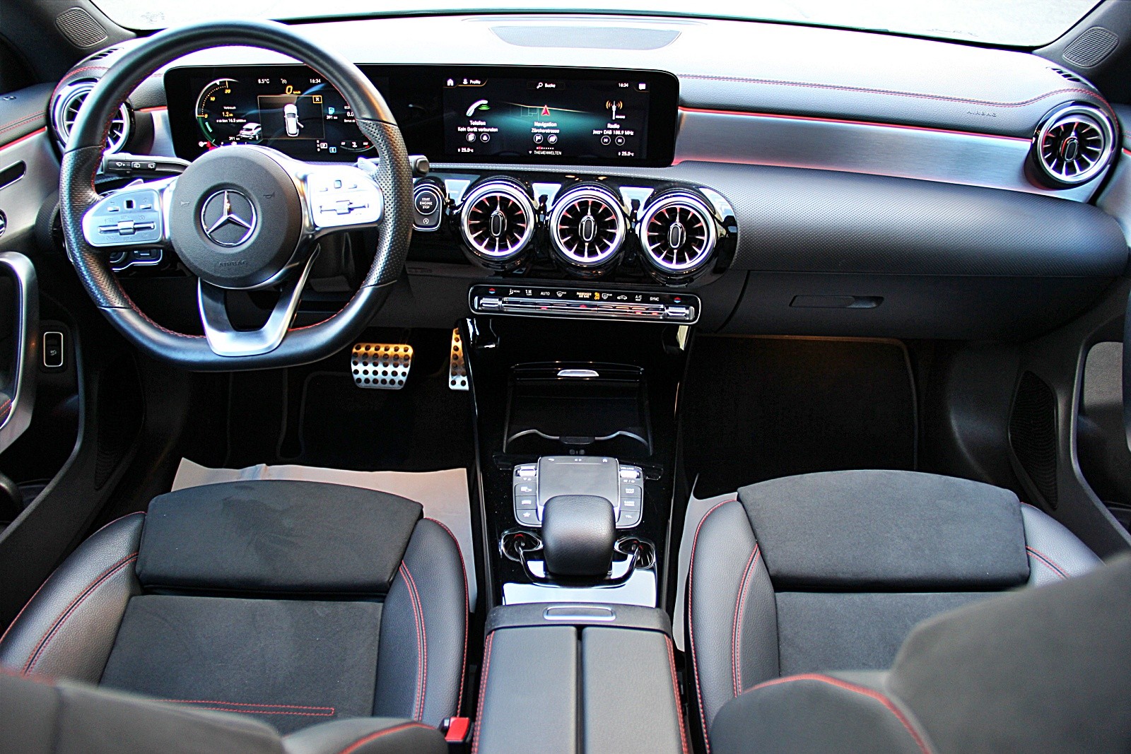 MERCEDES-BENZ CLA Shooting Brake 200 d 4Matic AMG Line-image-9