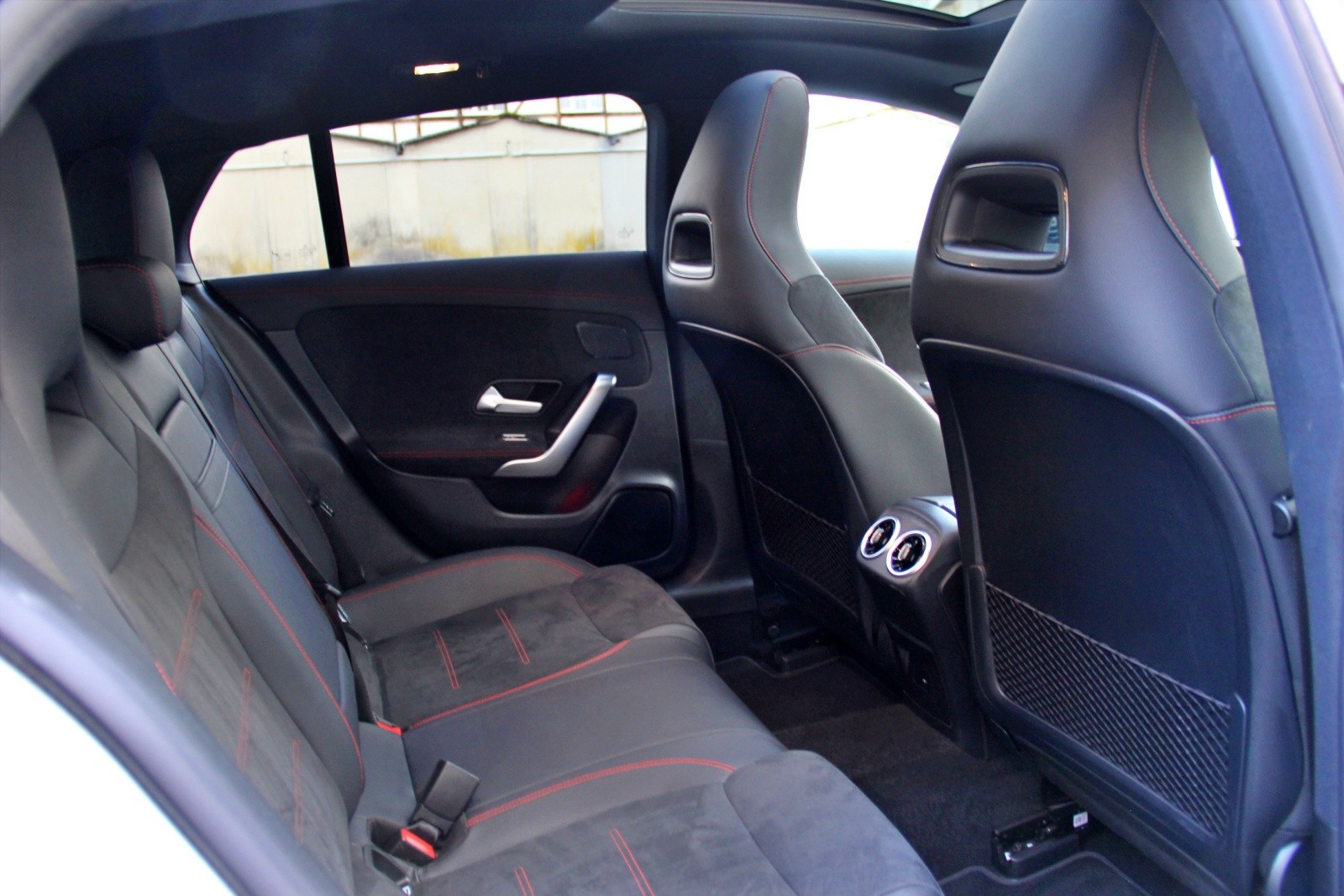 MERCEDES-BENZ CLA Shooting Brake 200 d 4Matic AMG Line-image-14