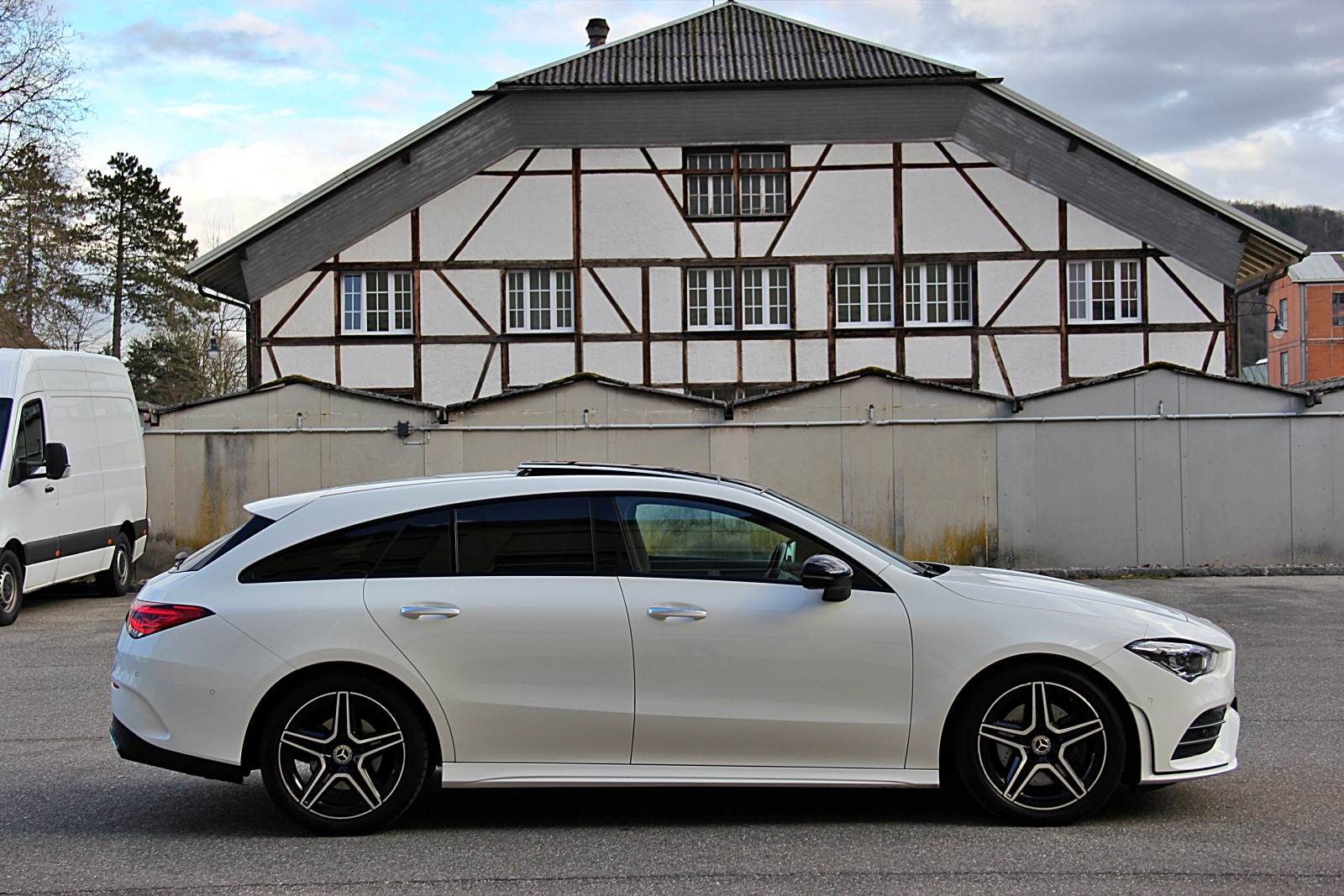 MERCEDES-BENZ CLA Shooting Brake 200 d 4Matic AMG Line-image-5