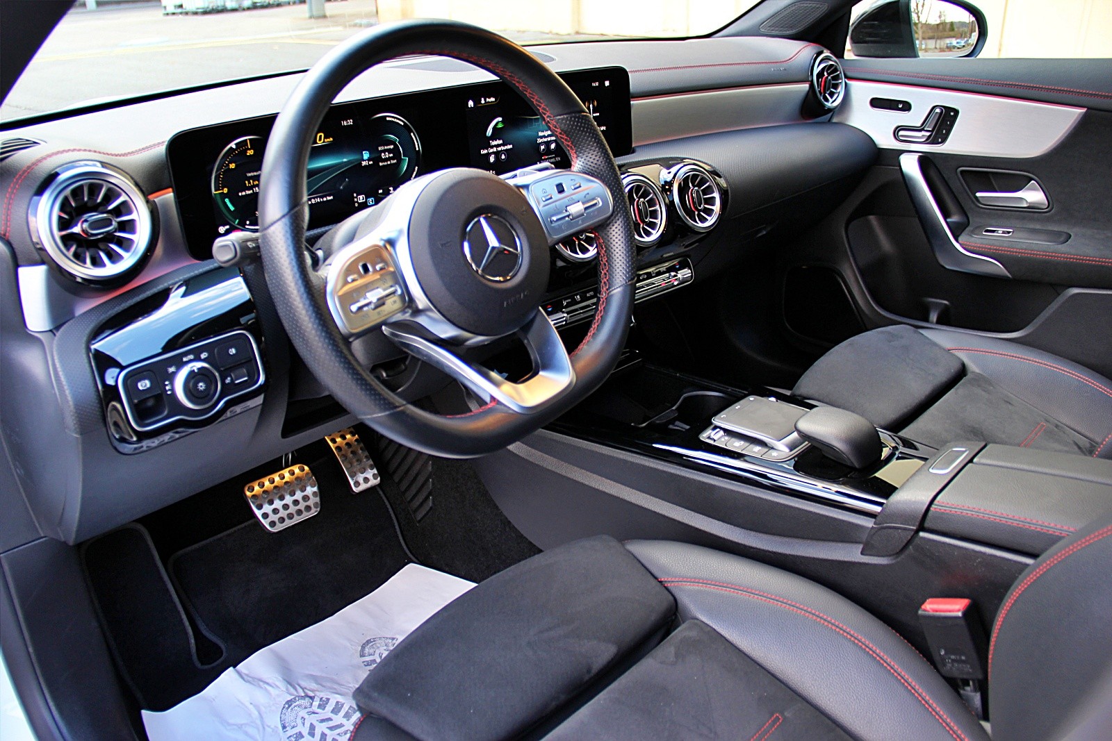 MERCEDES-BENZ CLA Shooting Brake 200 d 4Matic AMG Line-image-8