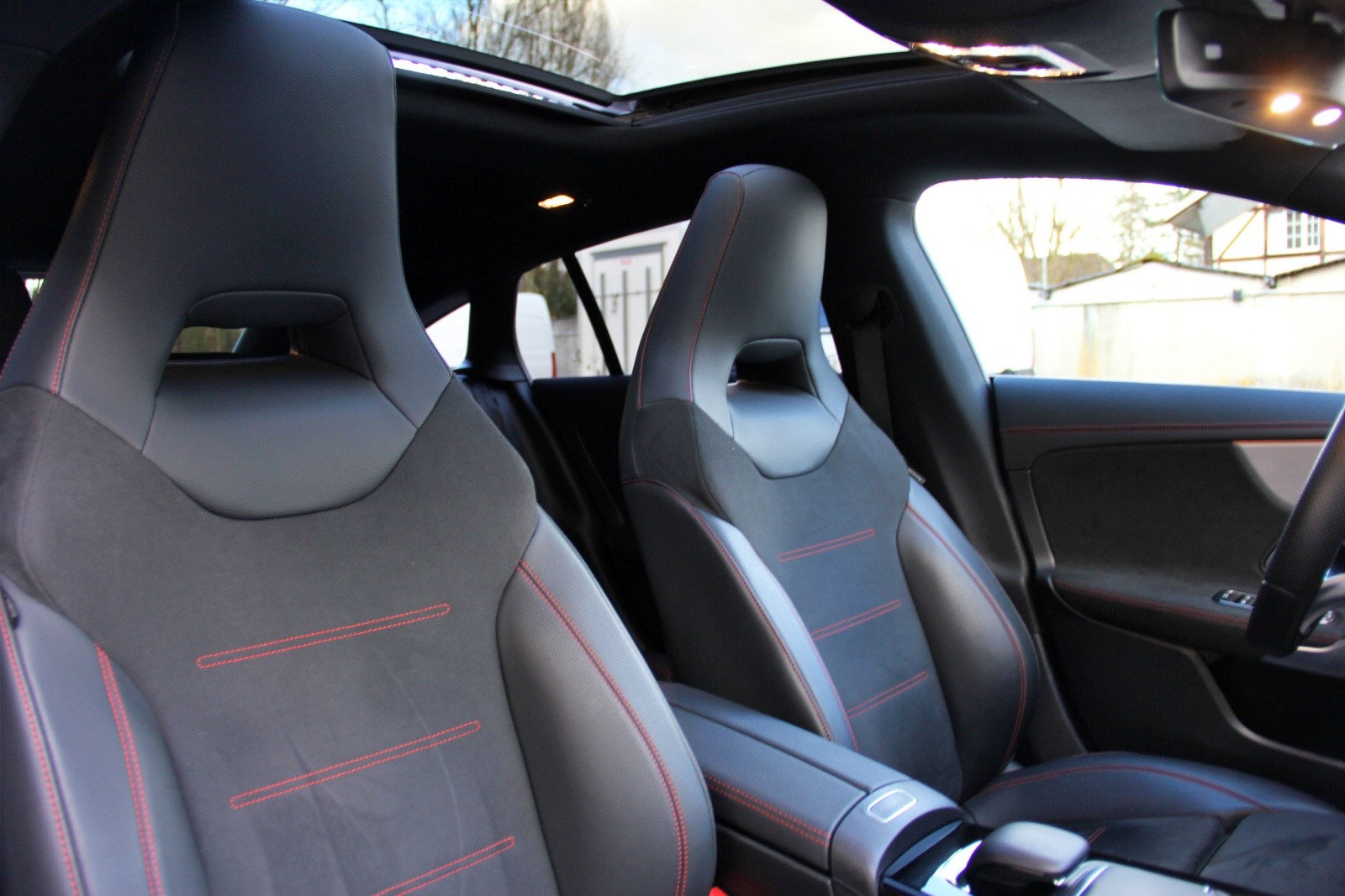 MERCEDES-BENZ CLA Shooting Brake 200 d 4Matic AMG Line-image-12
