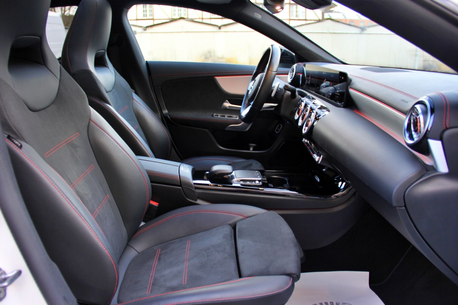 MERCEDES-BENZ CLA Shooting Brake 200 d 4Matic AMG Line-image-11