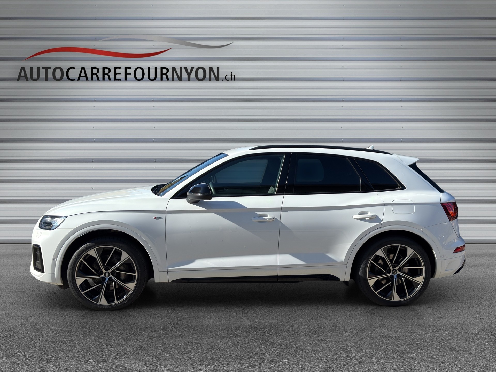 AUDI Q5 50 TFSI e PHEV Black Edition quattro S-tronic-showroom-element-2
