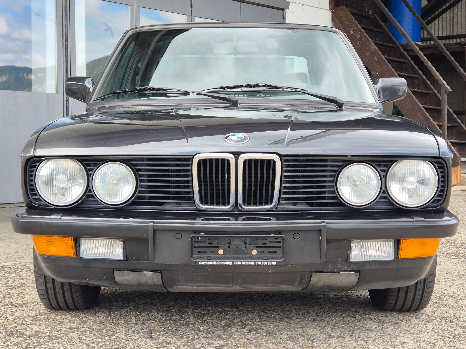 BMW 520i Edition-showroom-element-1
