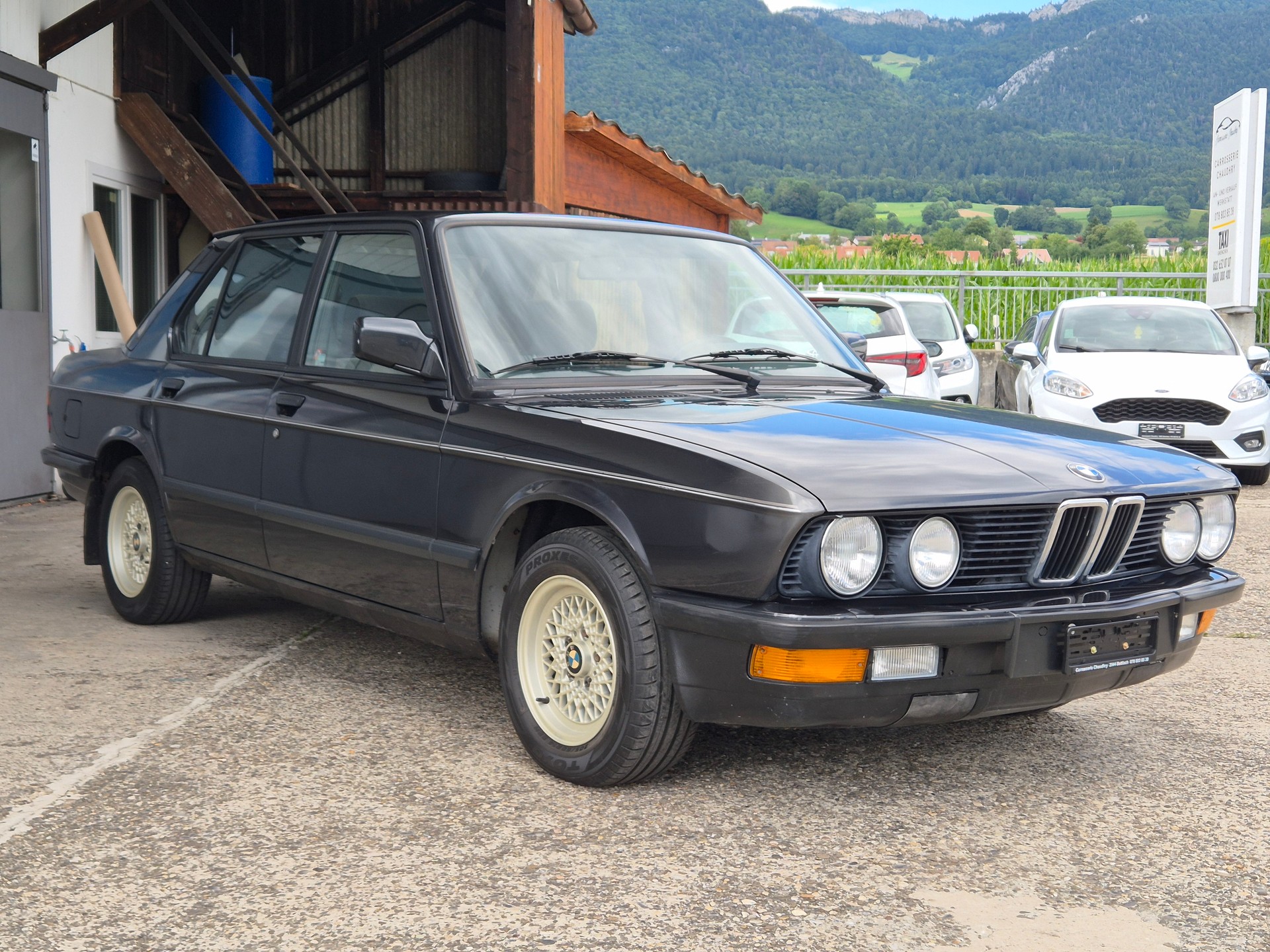 BMW 520i Edition-showroom-element-2