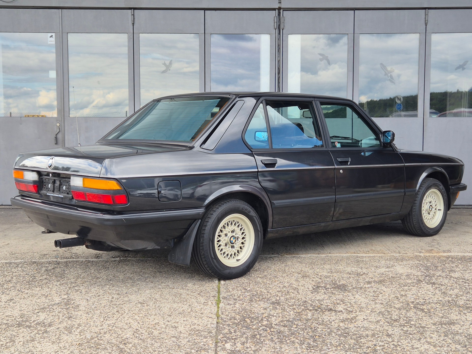 BMW 520i Edition-showroom-element-3