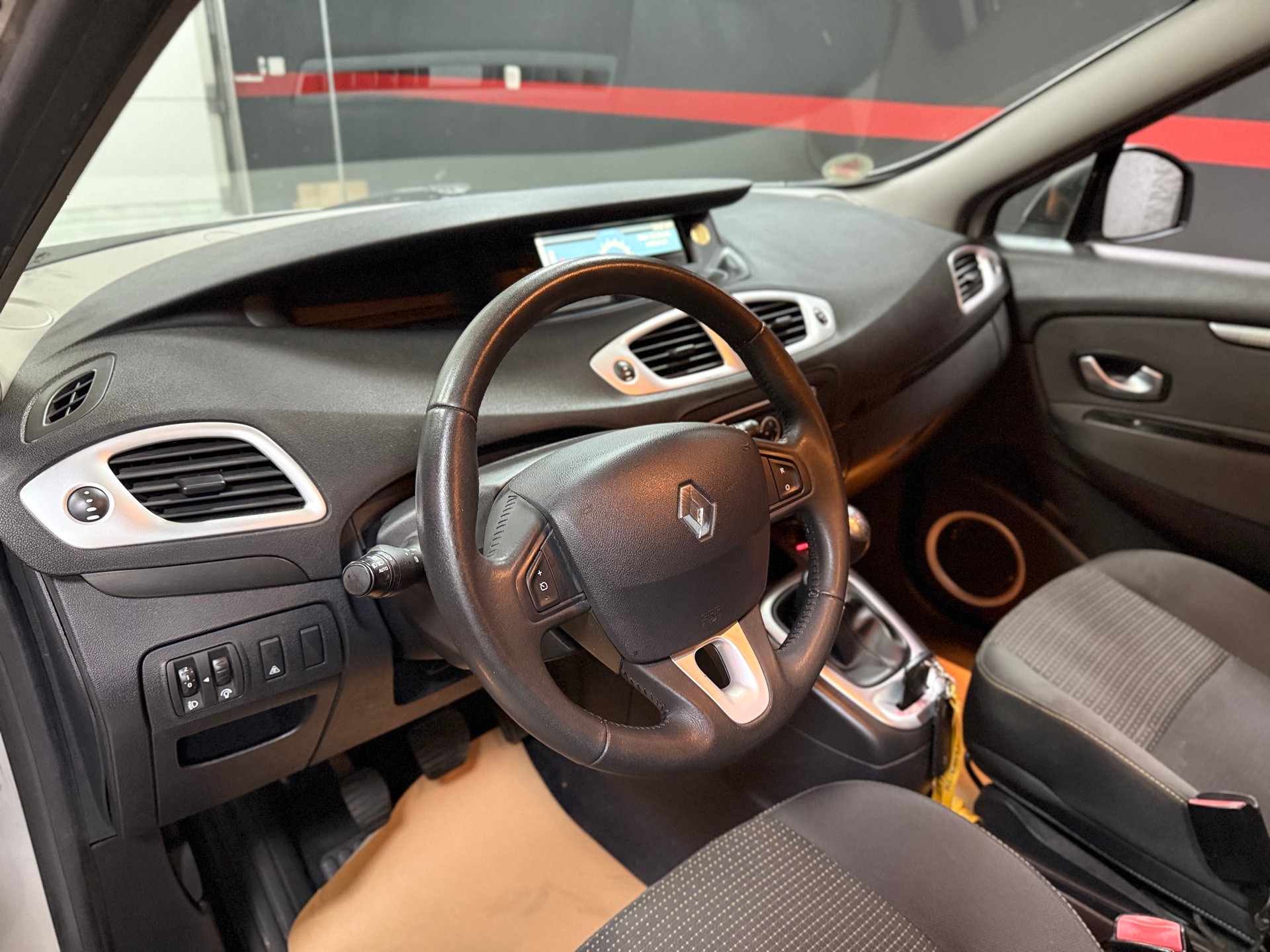 RENAULT Grand Scénic 1.4 16V Turbo Dynamique-image-5