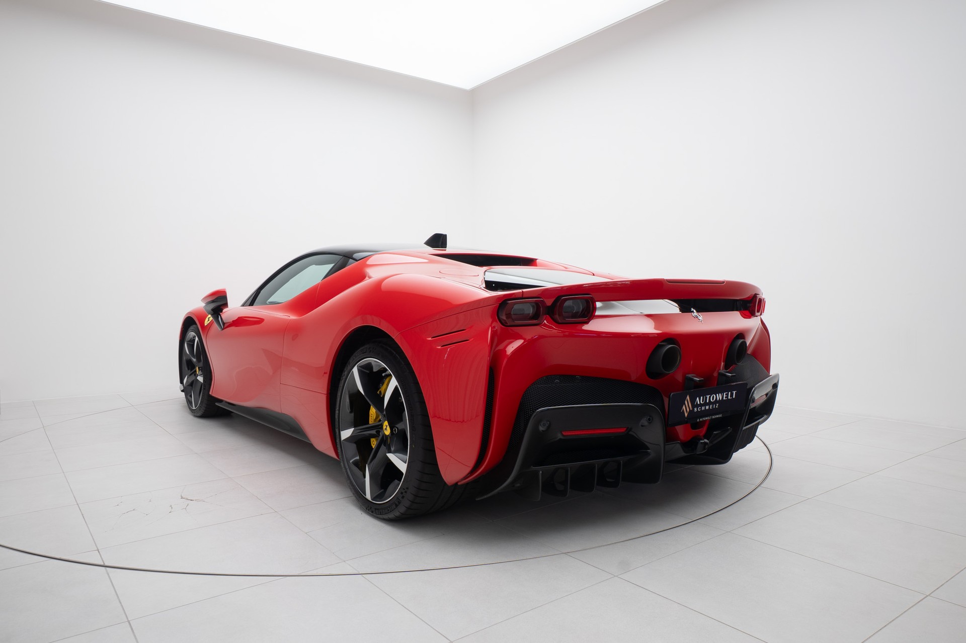 FERRARI SF90 Stradale-showroom-element-2