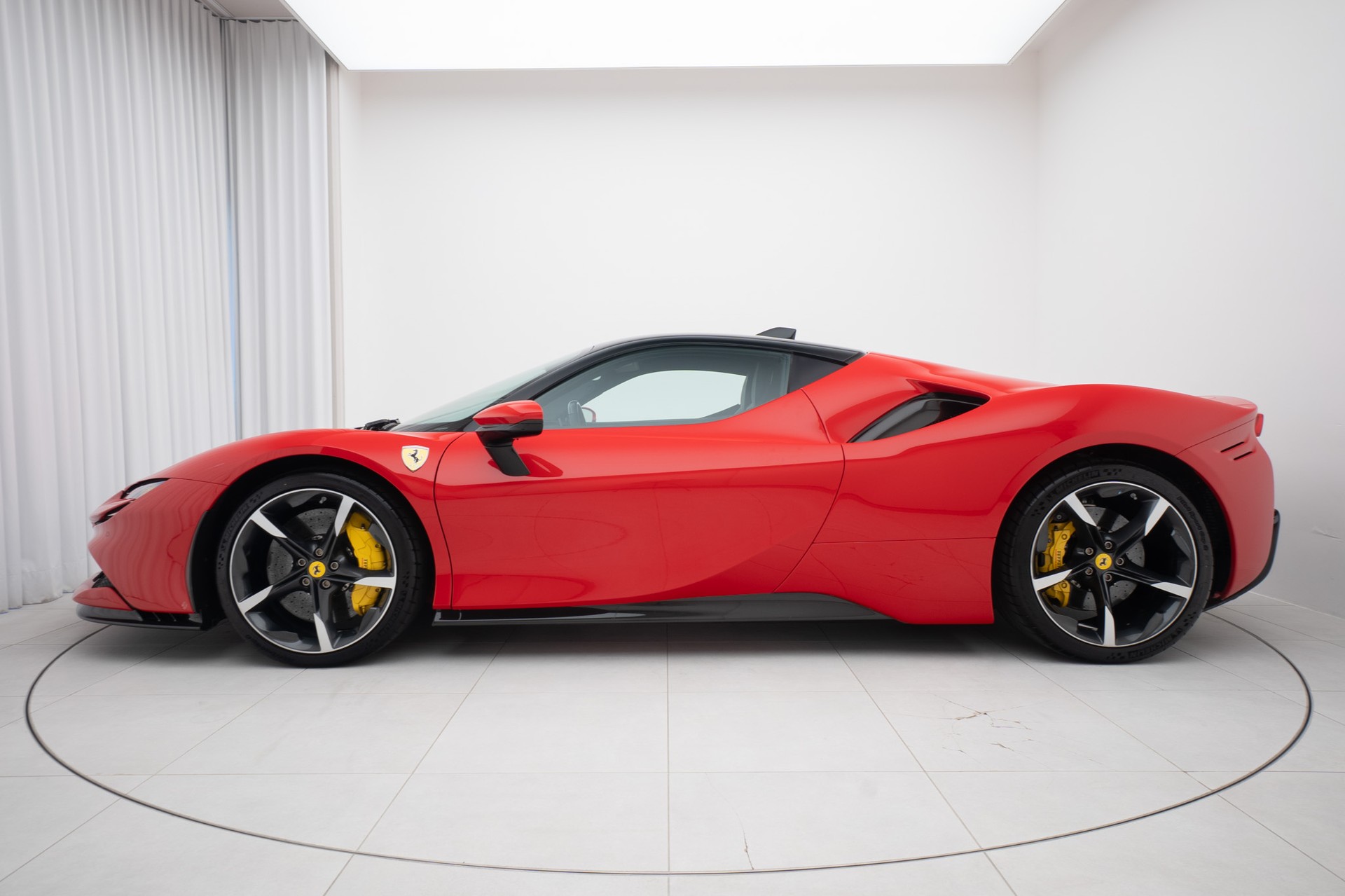 FERRARI SF90 Stradale-showroom-element-1