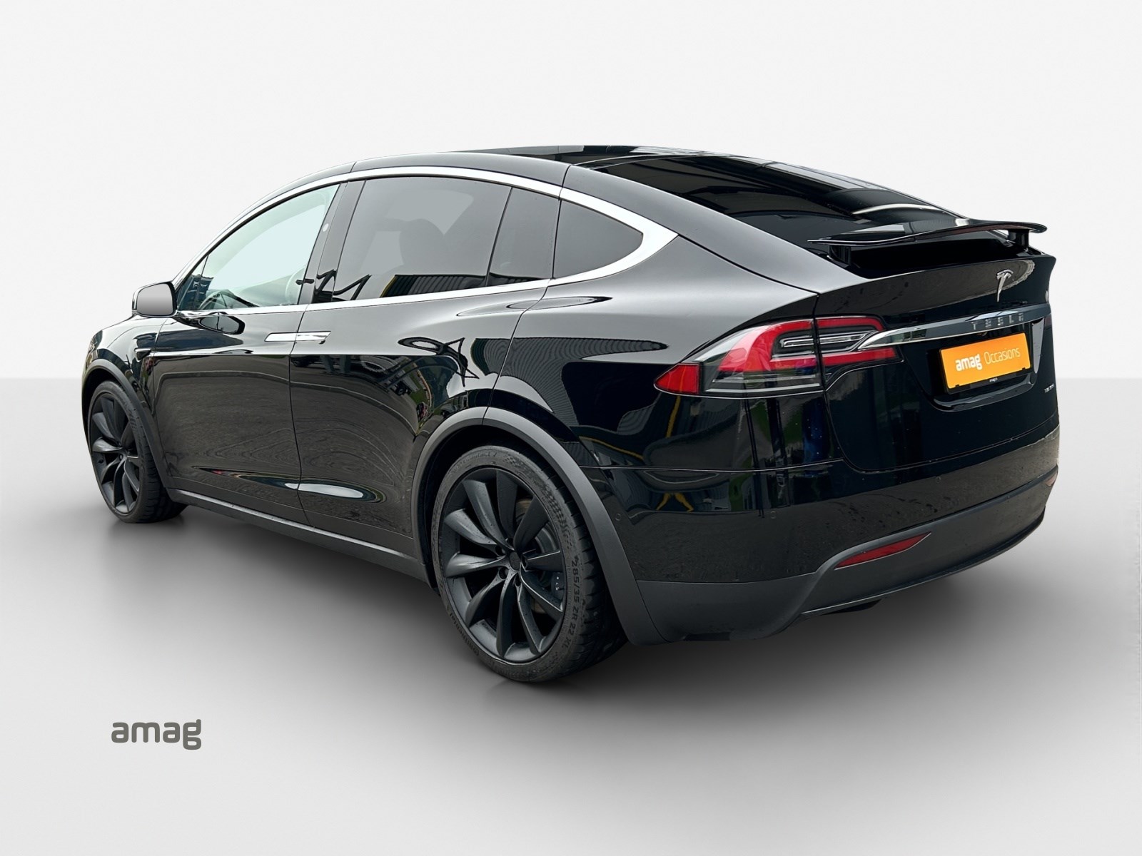 TESLA Model X Maximale-Reichweite-showroom-element-2