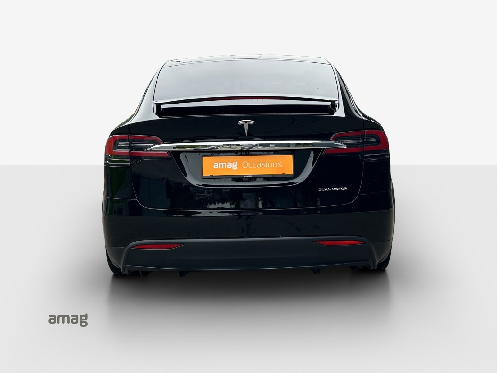 TESLA Model X Maximale-Reichweite-showroom-element-3