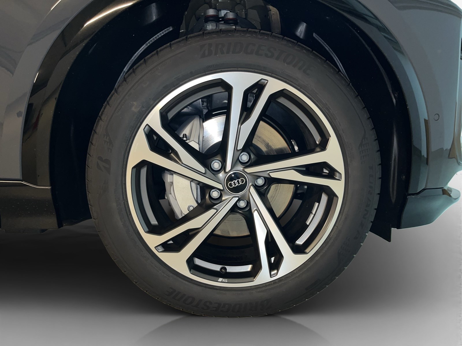 AUDI Q6 e-tron quattro-image-10