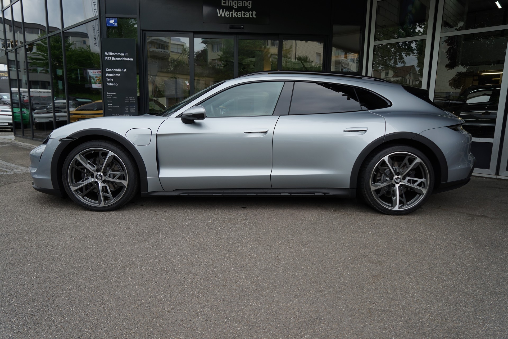 PORSCHE Taycan 4 Cross Turismo-showroom-element-1