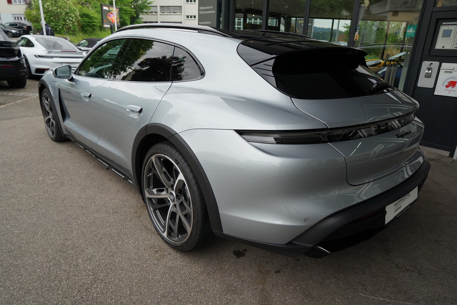 PORSCHE Taycan 4 Cross Turismo-showroom-element-2