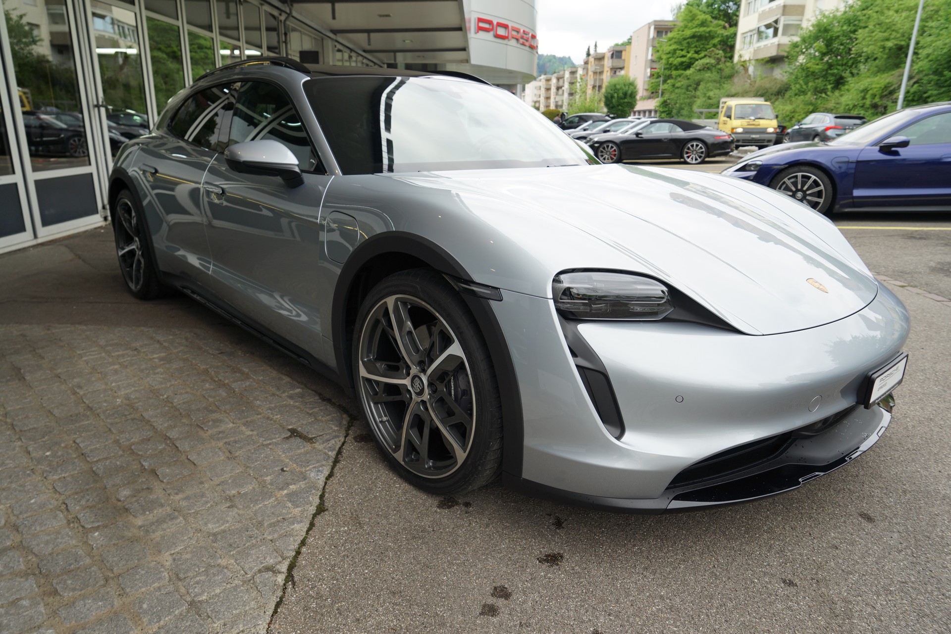 PORSCHE Taycan 4 Cross Turismo-showroom-element-3
