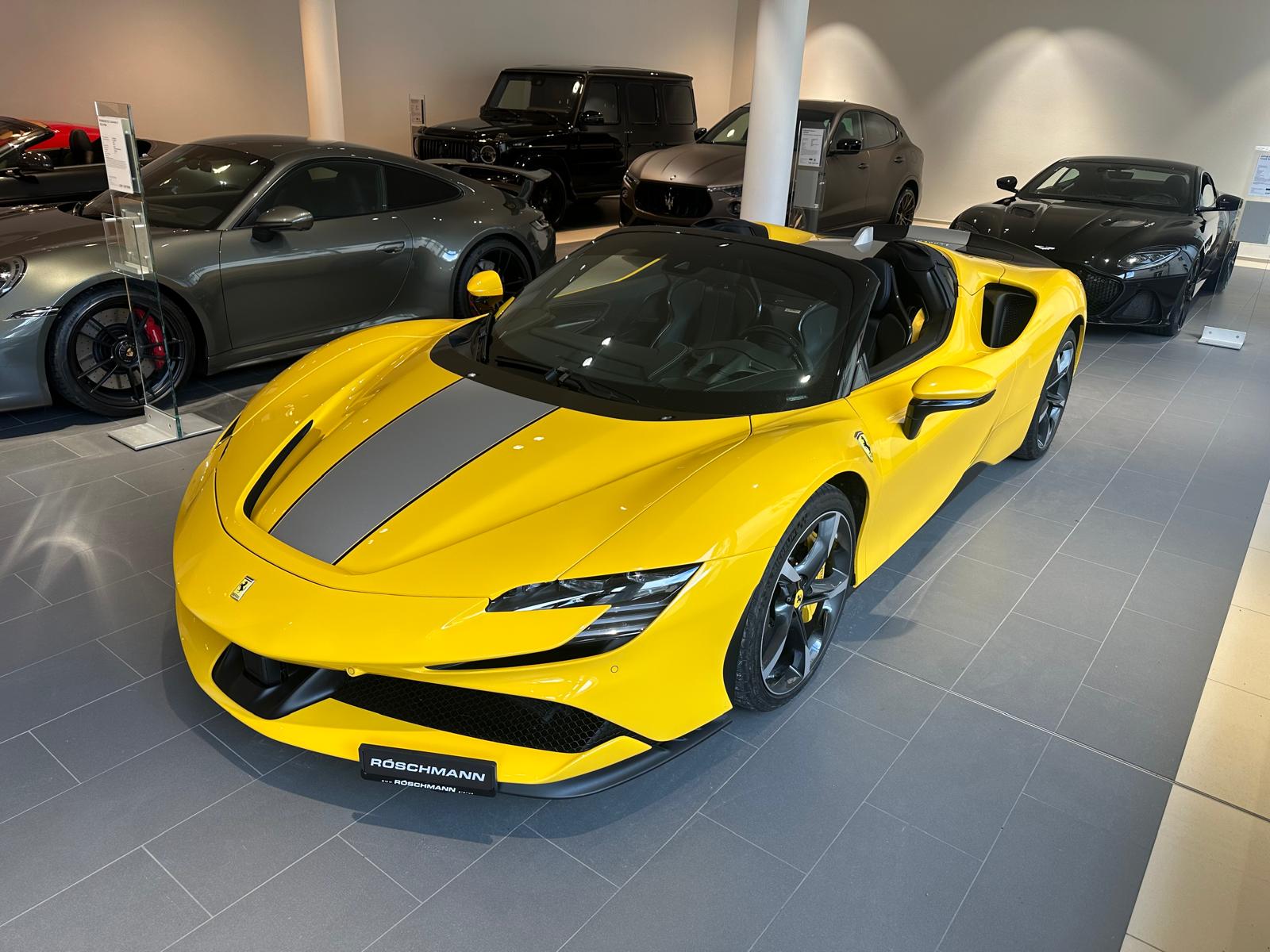 FERRARI SF90 Spider Fiorano-showroom-element-2