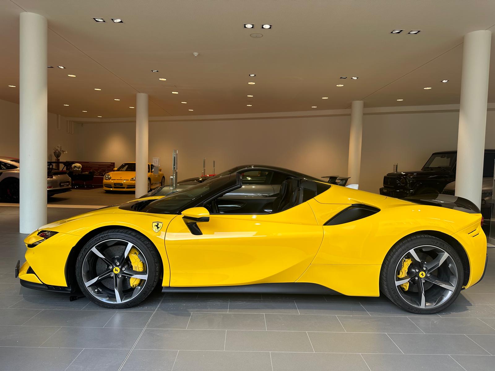 FERRARI SF90 Spider Fiorano-showroom-element-3