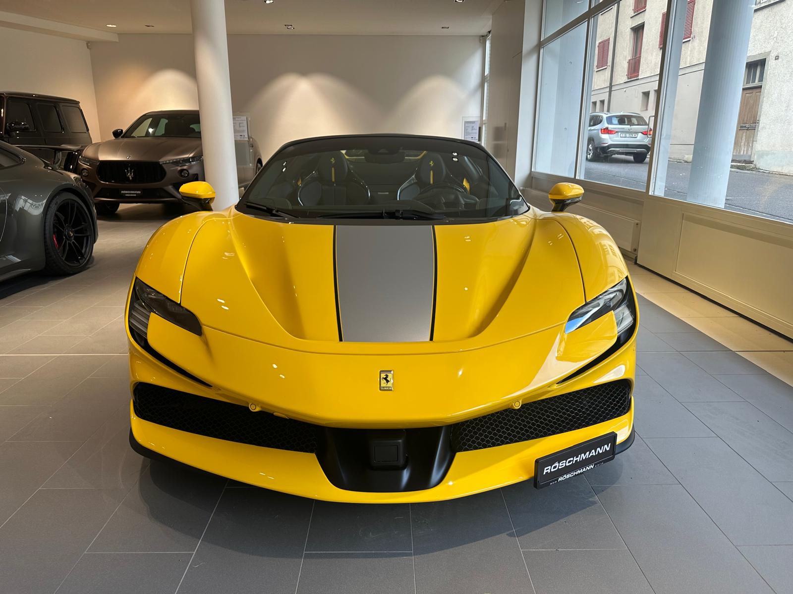 FERRARI SF90 Spider Fiorano-showroom-element-1