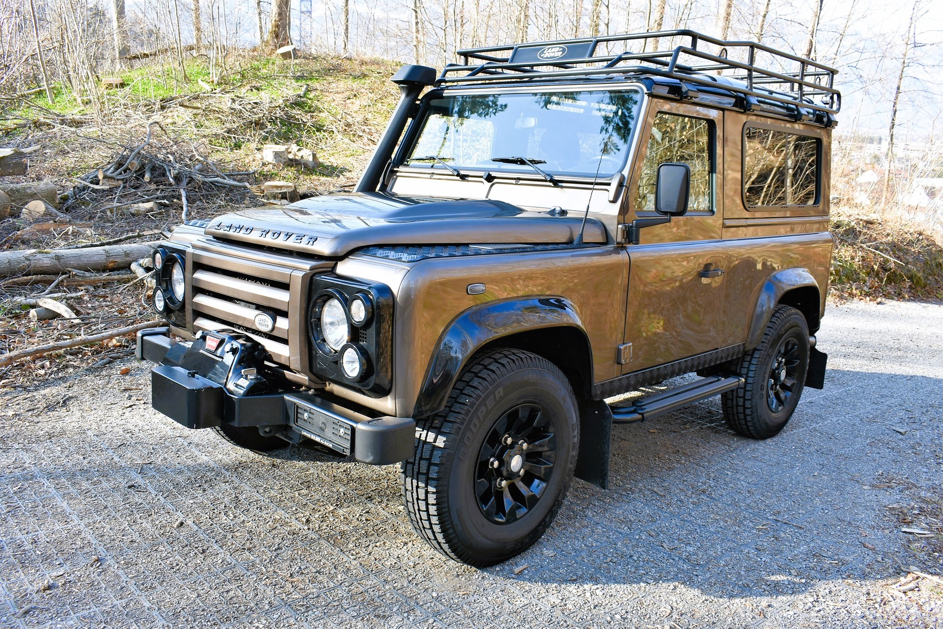 LAND ROVER Defender 90 2.4 Td4 Station Wagon-showroom-element-2