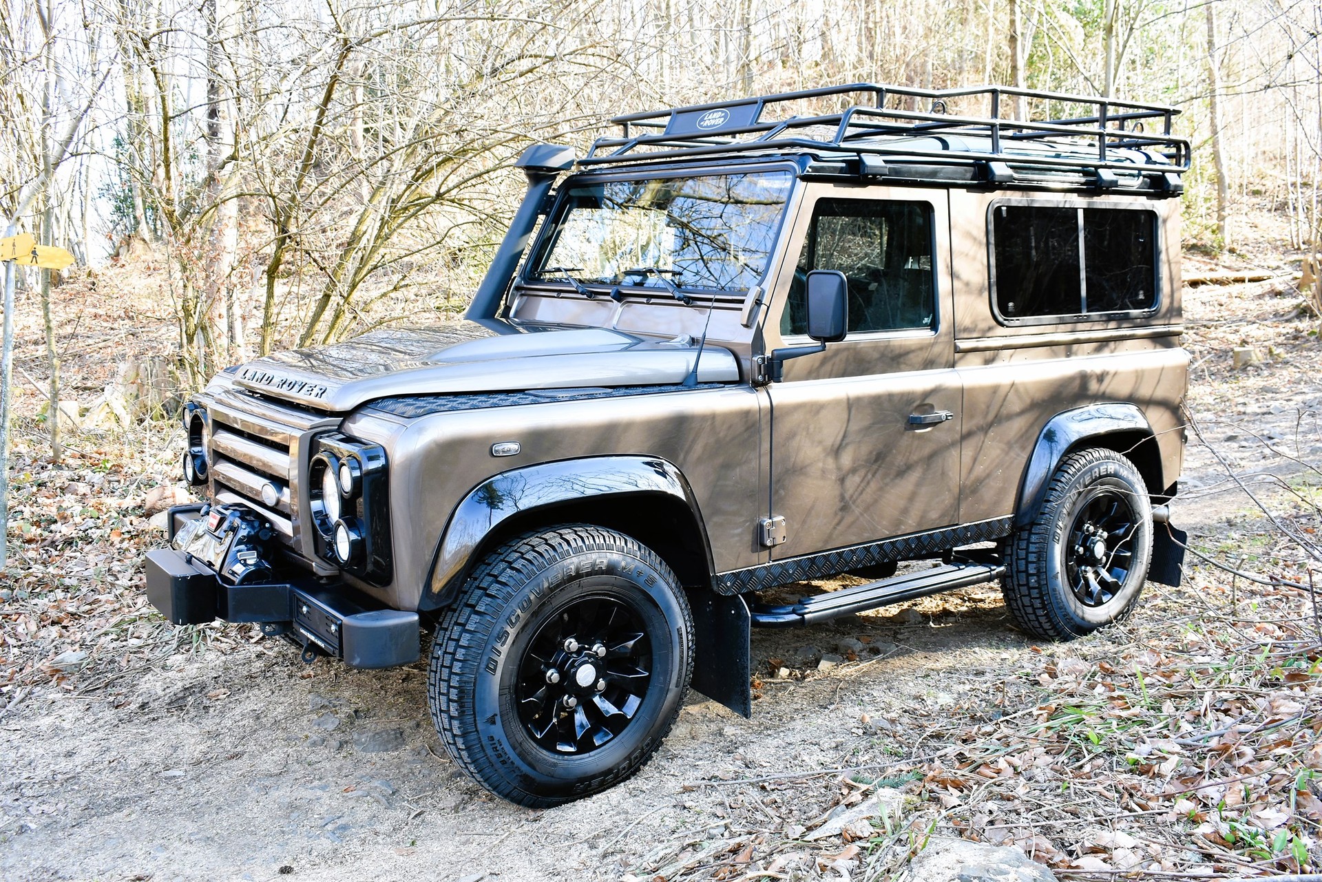 LAND ROVER Defender 90 2.4 Td4 Station Wagon-showroom-element-1