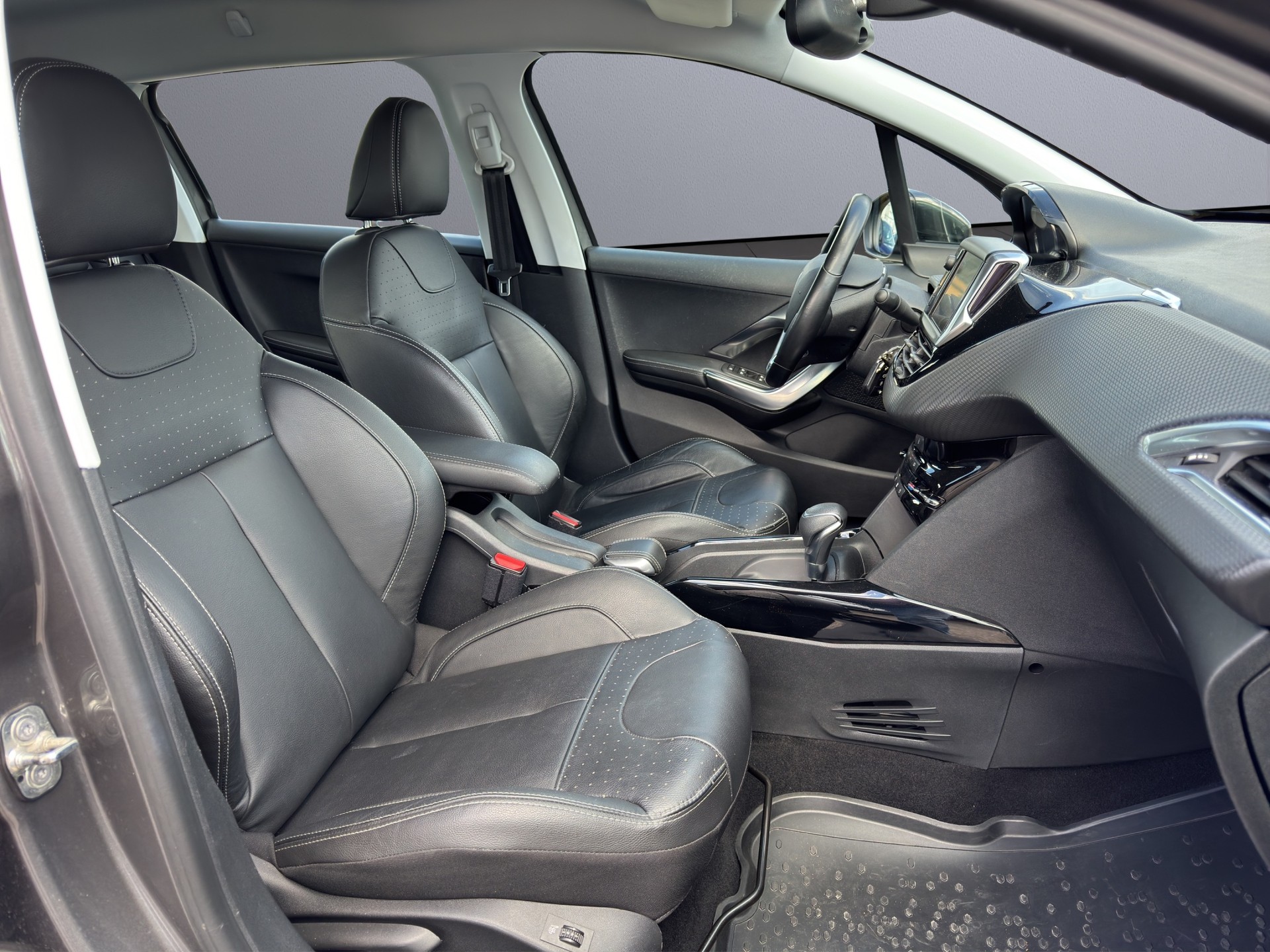 PEUGEOT 2008 1.2 PureTech Allure EAT6-image-9