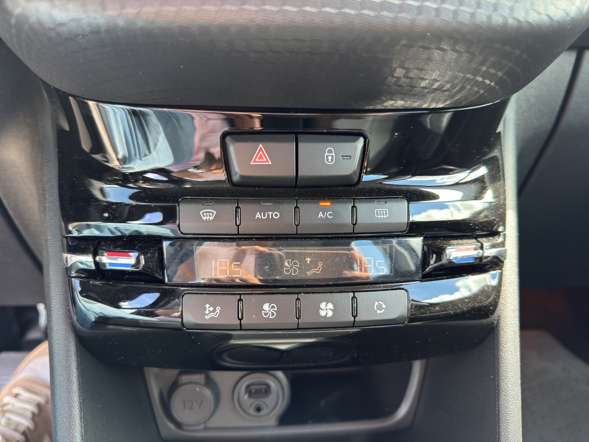 PEUGEOT 2008 1.2 PureTech Allure EAT6-image-16