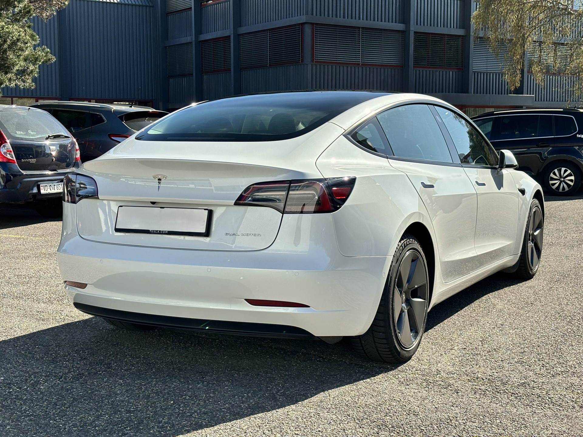 TESLA Model 3 Long Range Dual Motor AWD-showroom-element-3