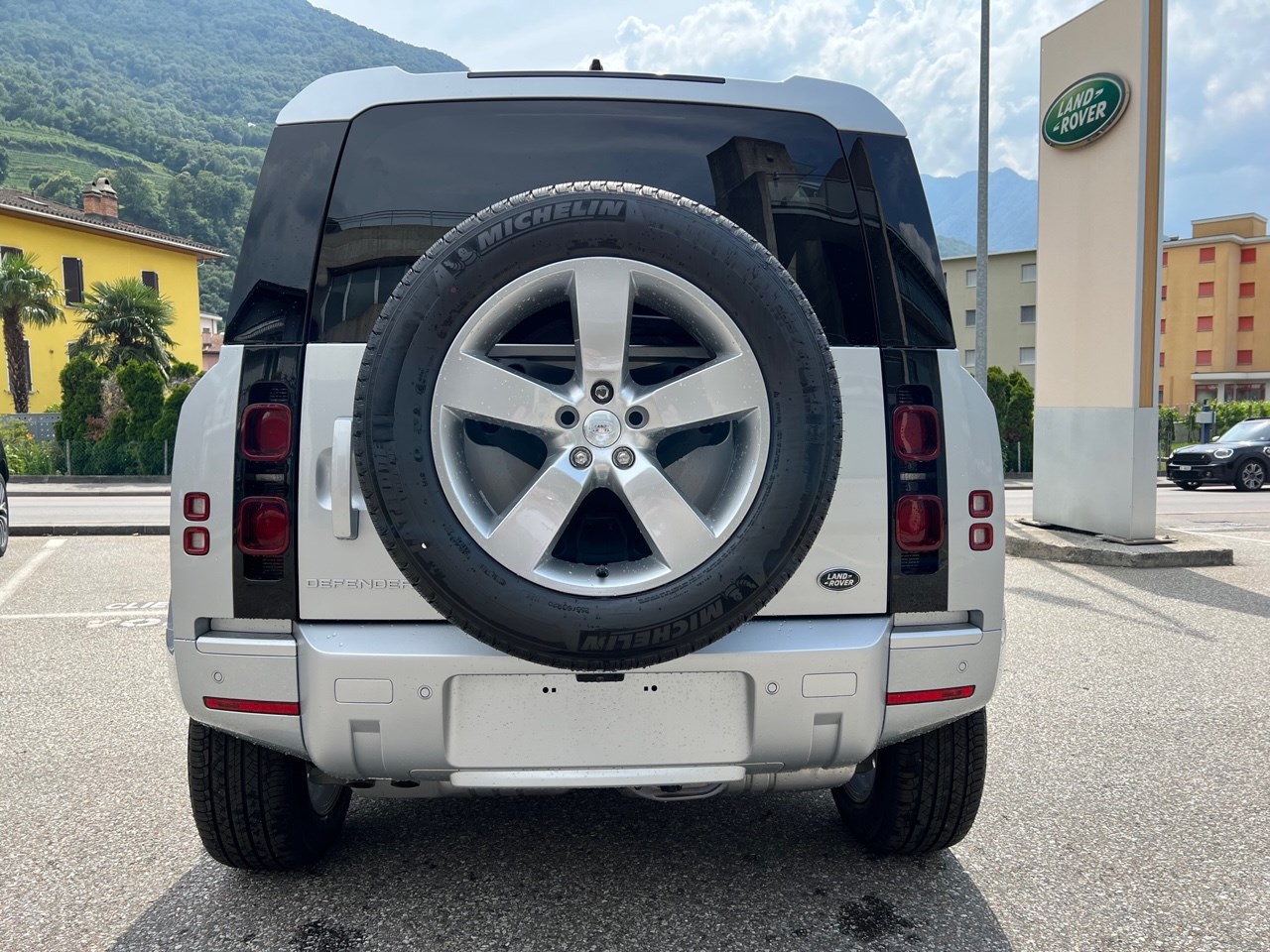 LAND ROVER Defender 90 3.0D I6 250 XS AT8-image-2