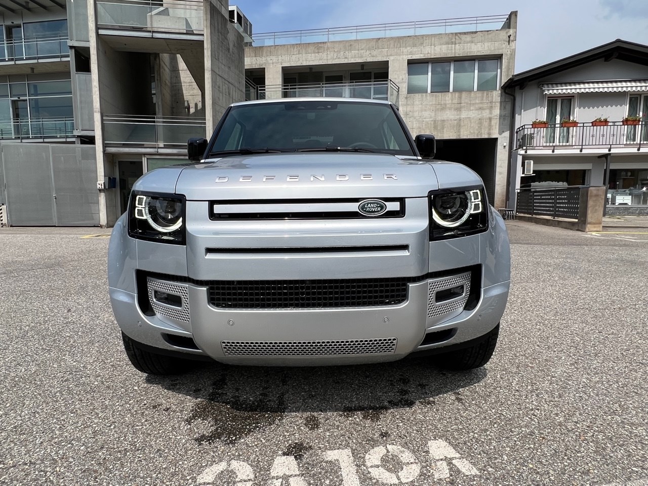 LAND ROVER Defender 90 3.0D I6 250 XS AT8-image-1