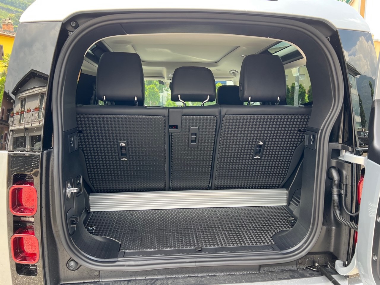 LAND ROVER Defender 90 3.0D I6 250 XS AT8-image-7