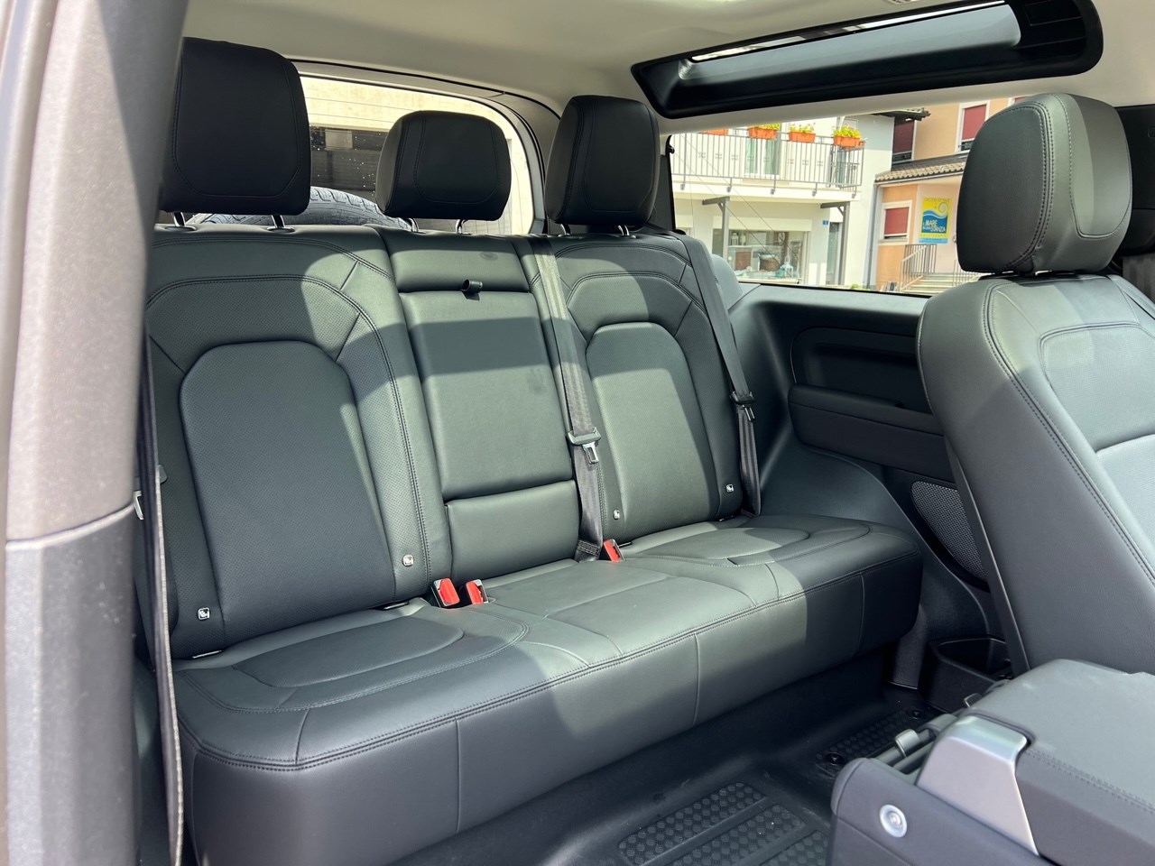 LAND ROVER Defender 90 3.0D I6 250 XS AT8-image-4