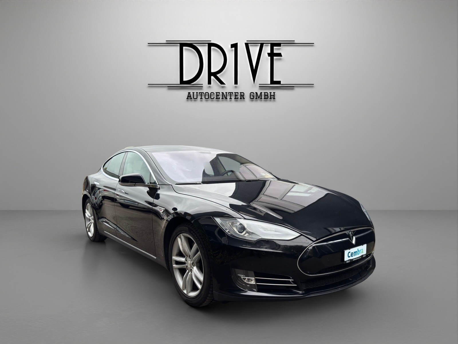 TESLA Model S 85 Signature-showroom-element-2