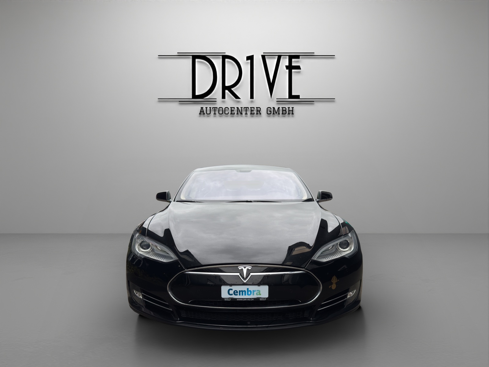 TESLA Model S 85 Signature-showroom-element-1