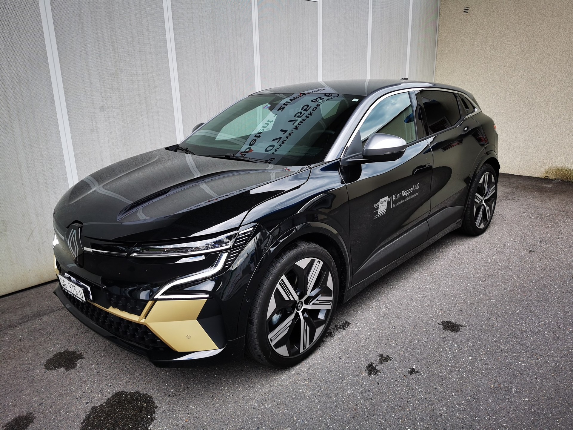 RENAULT MÉGANE E-Tech iconic-showroom-element-1