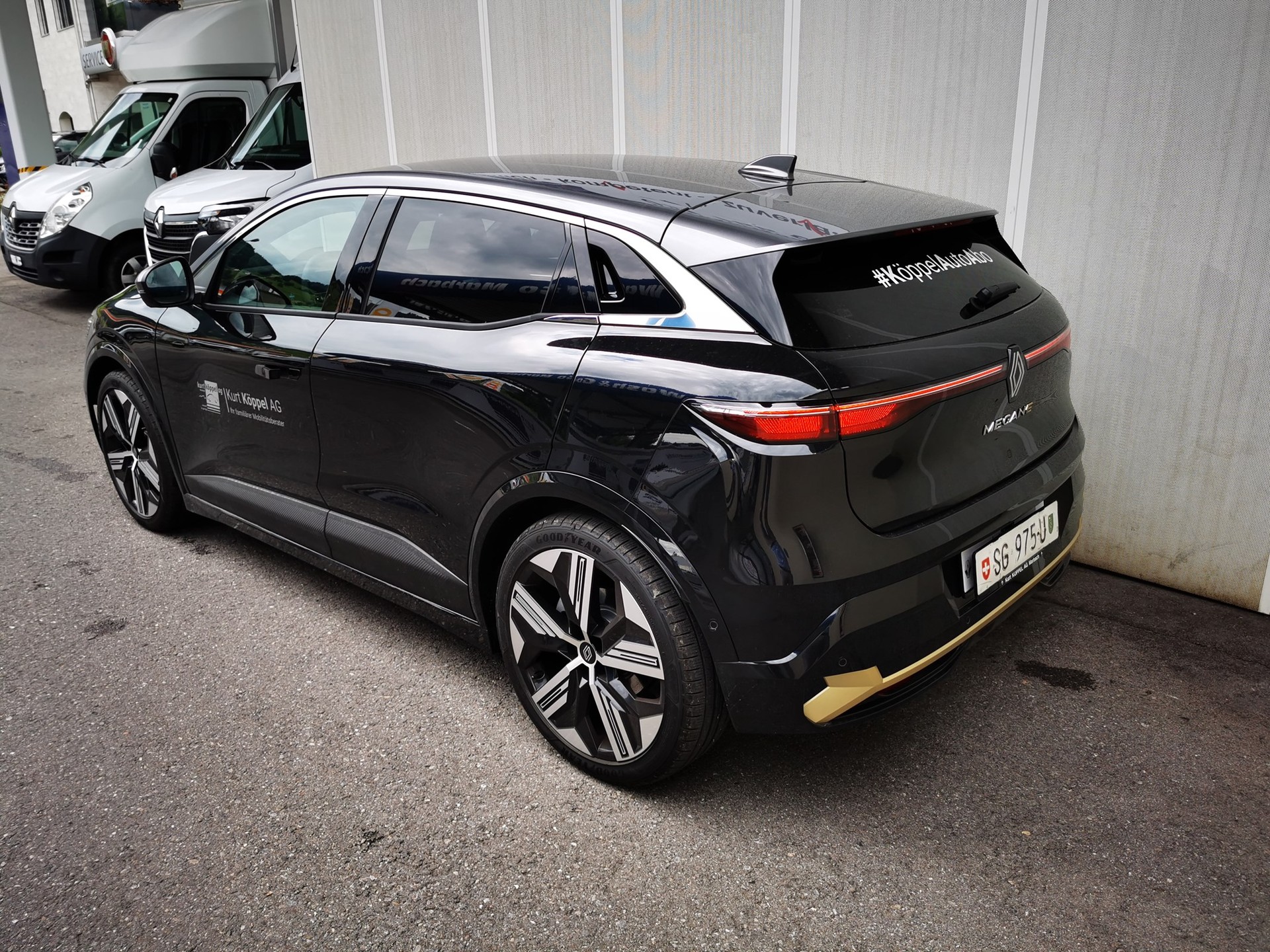 RENAULT MÉGANE E-Tech iconic-showroom-element-2