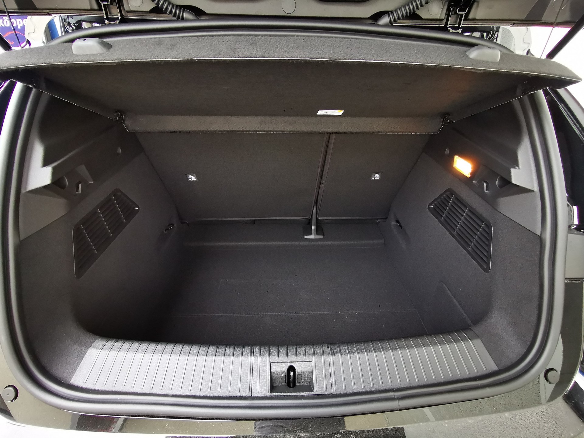 RENAULT MÉGANE E-Tech iconic-showroom-element-3