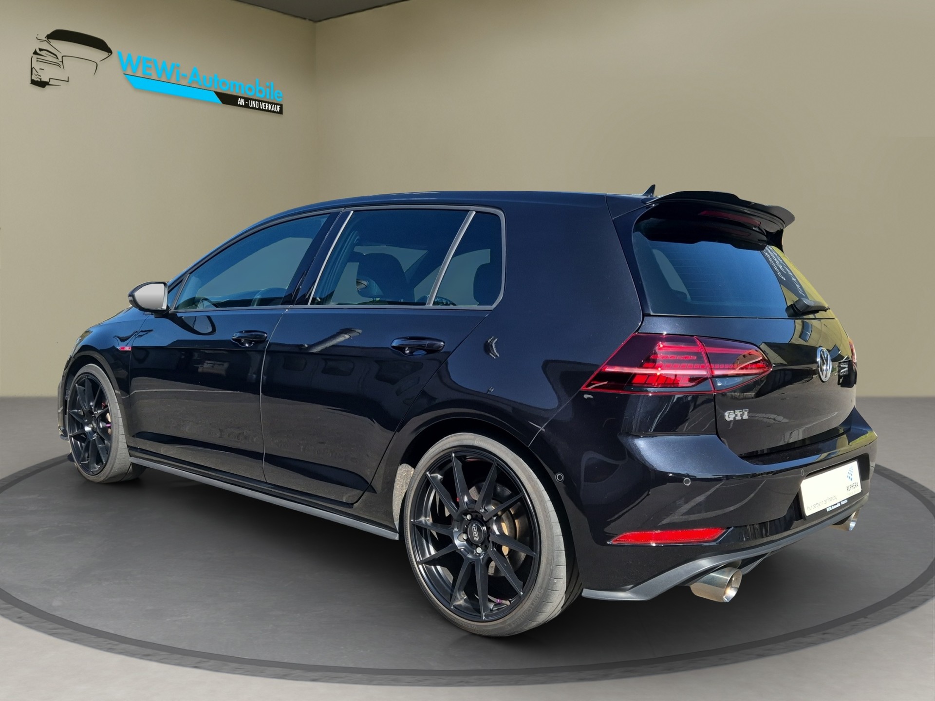 VW Golf 2.0 TSI GTI-showroom-element-2