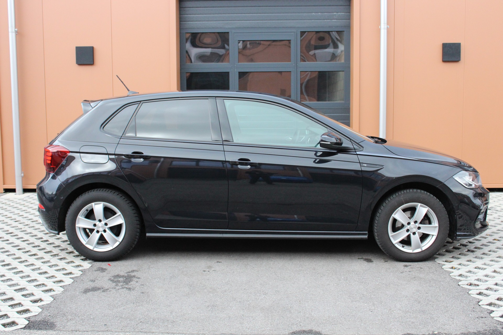 VW Polo 1.0 TSI R-Line DSG - "Version R-Line * Caméra de Recul * Tempomat Adaptatif * Keyless * Clim. Auto * Sièges chauffants"-showroom-element-2