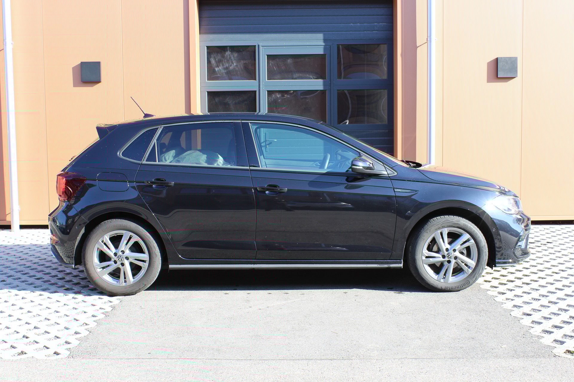 VW Polo 1.0 TSI R-Line DSG - "Version R-Line * Caméra de Recul * Tempomat Adaptatif * Keyless * Clim. Auto * Sièges chauffants"-showroom-element-1