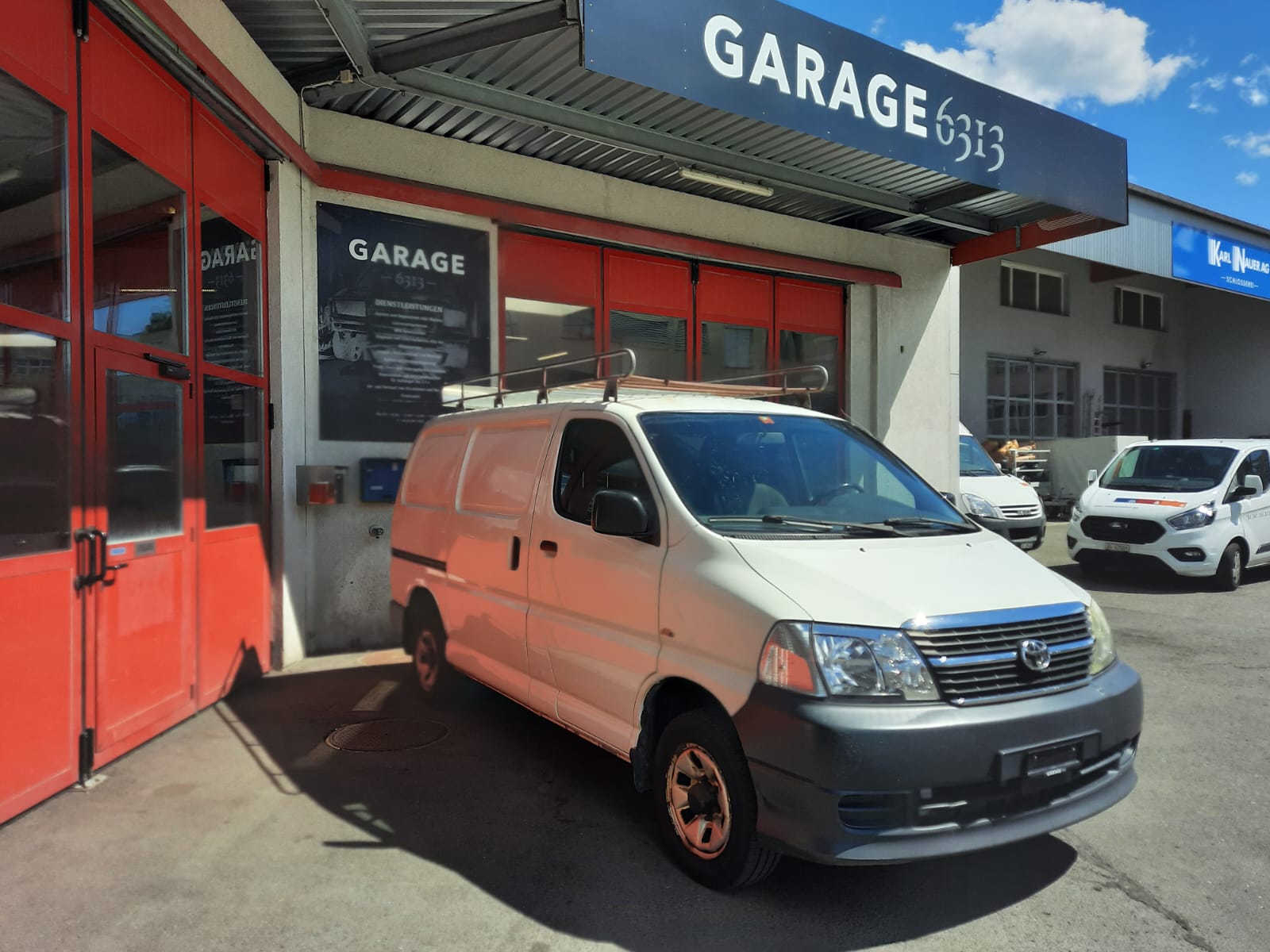 TOYOTA Hiace D-4D Van 4WD SWB-showroom-element-1