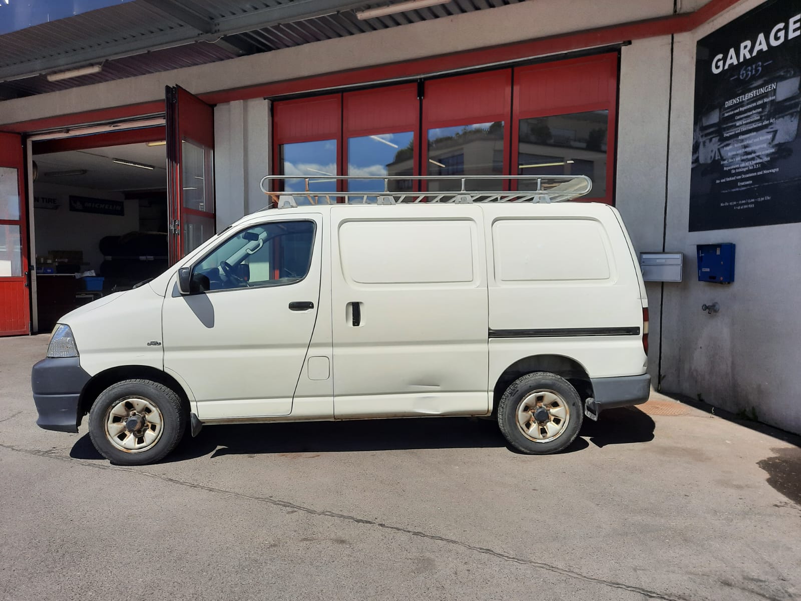 TOYOTA Hiace D-4D Van 4WD SWB-showroom-element-2