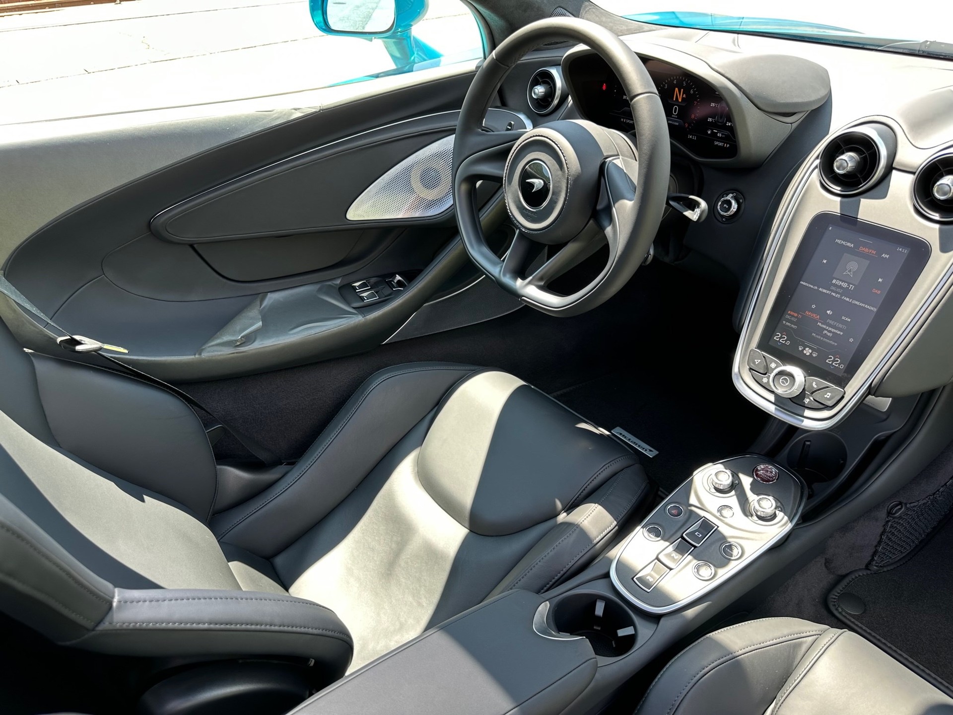 McLAREN GT-image-8
