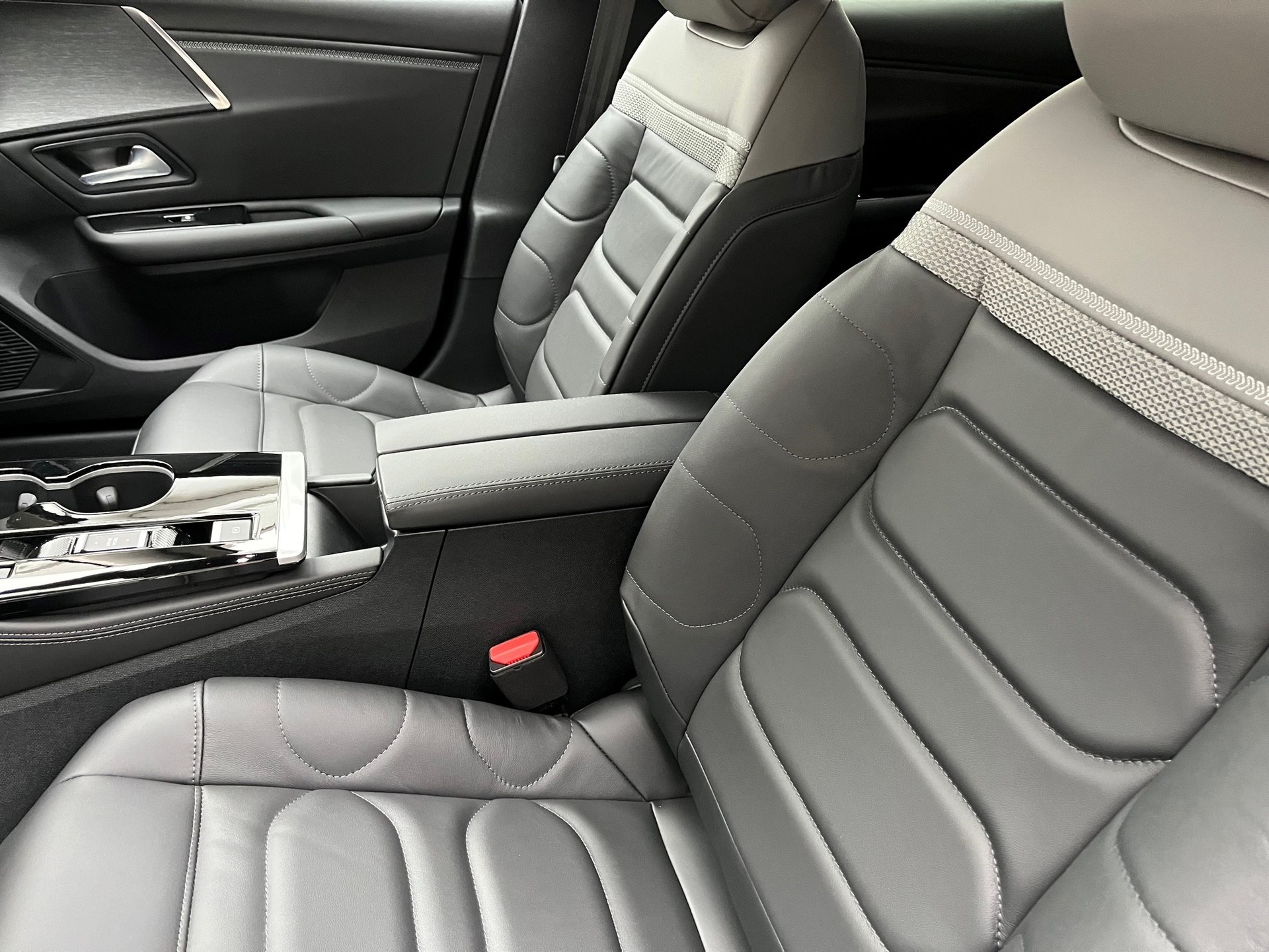 CITROEN C5 X 1.6 PHEV Shine-image-3