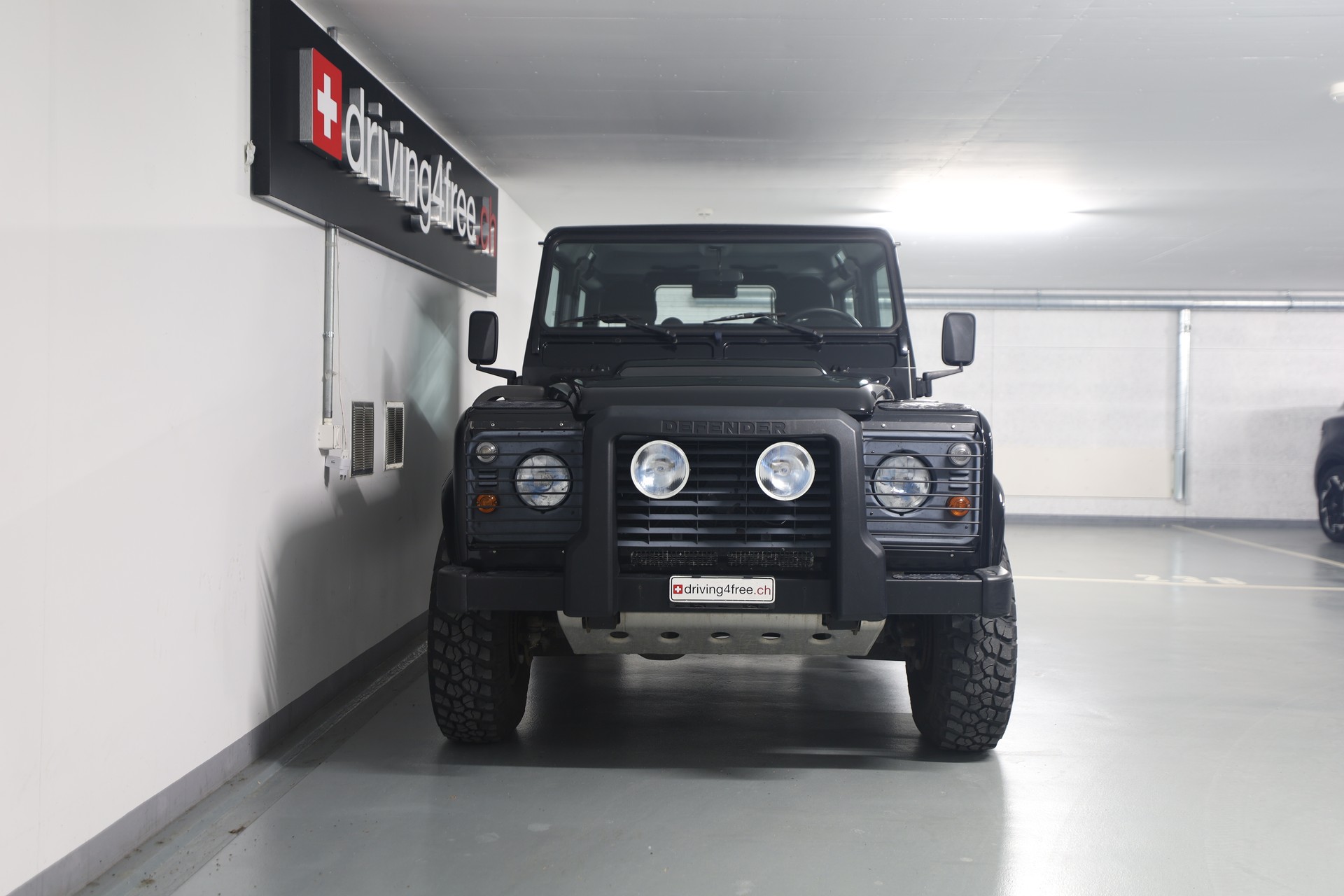 LAND ROVER Defender 90 2.2 TD4 Station Wagon-showroom-element-3