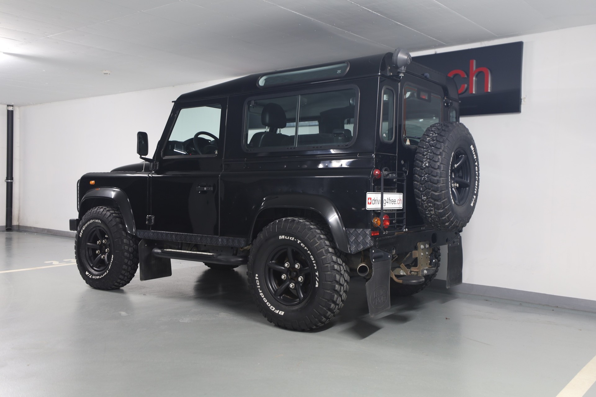 LAND ROVER Defender 90 2.2 TD4 Station Wagon-showroom-element-2