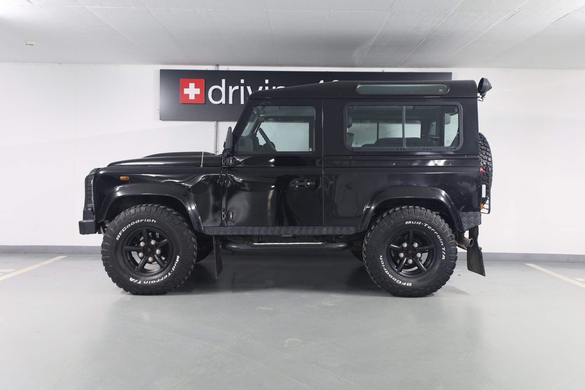 LAND ROVER Defender 90 2.2 TD4 Station Wagon-showroom-element-1