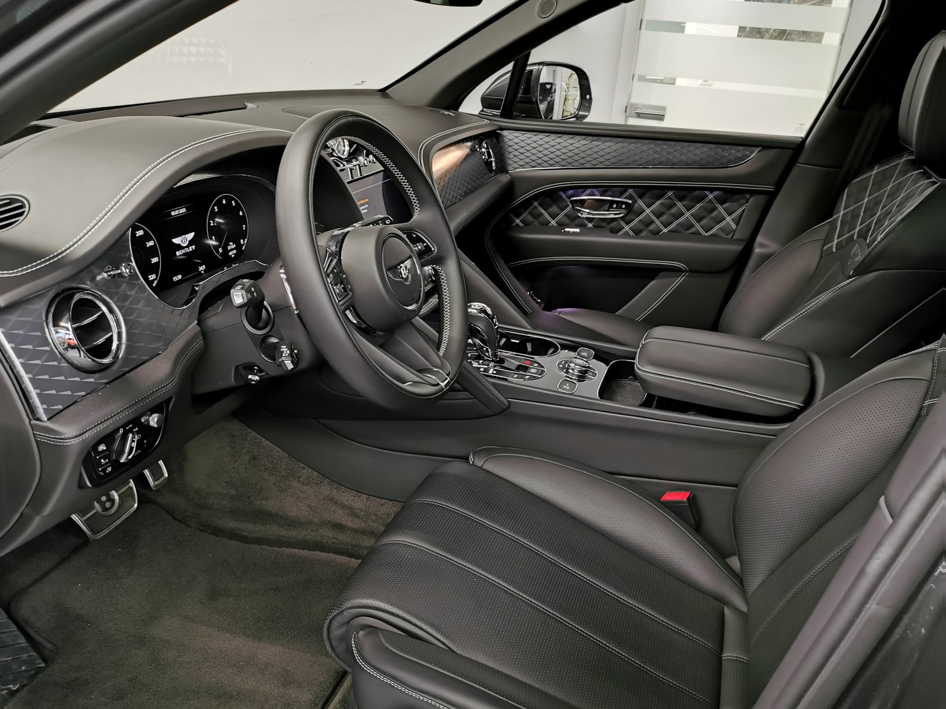 BENTLEY Bentayga V8 FIRST EDITION TRAUM AUSSTATTUNG ALLES SPEZIAL MULLINER 1. HD. SCHMOHL AUSLIEFERUNG-image-13