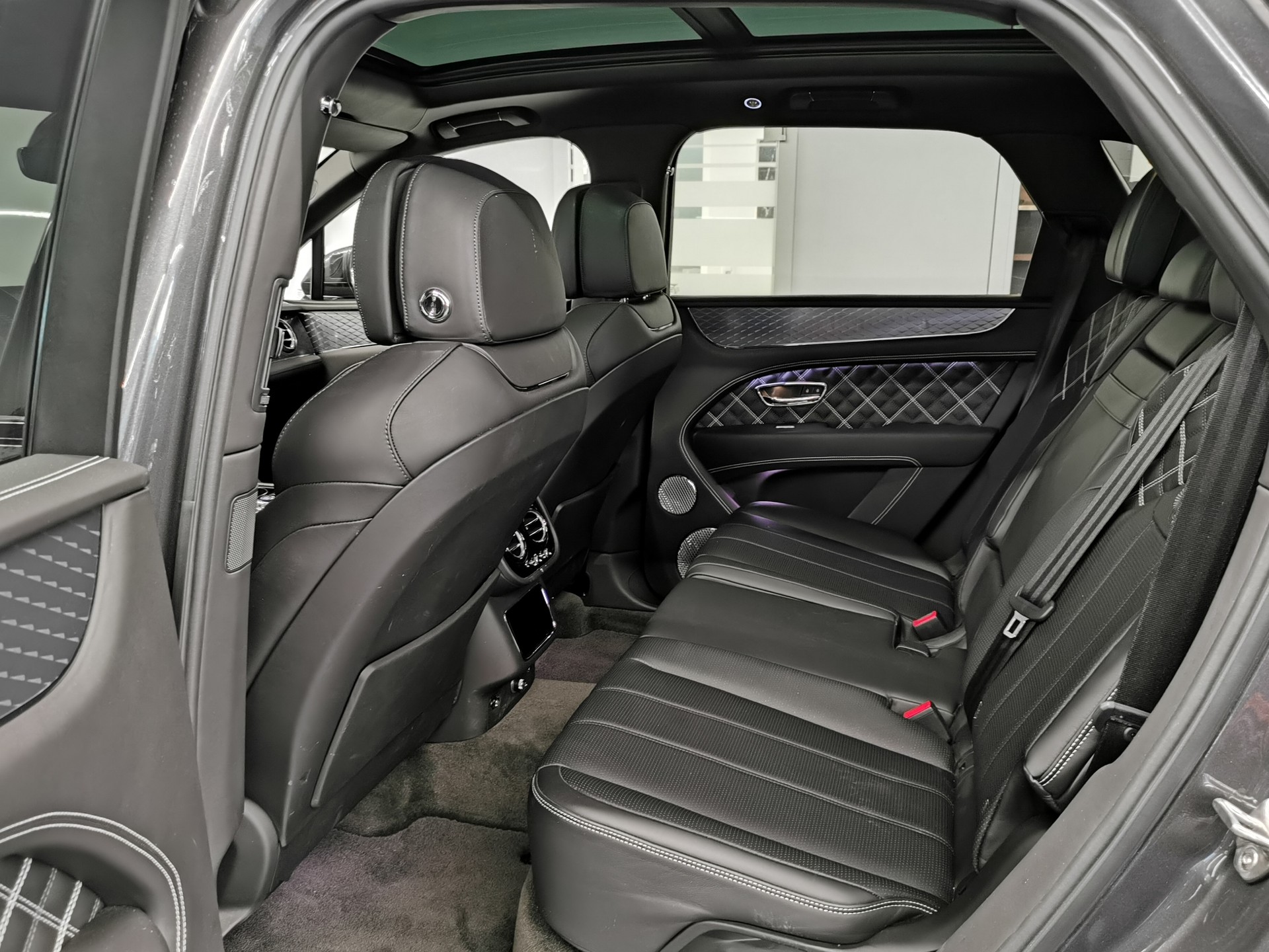 BENTLEY Bentayga V8 FIRST EDITION TRAUM AUSSTATTUNG ALLES SPEZIAL MULLINER 1. HD. SCHMOHL AUSLIEFERUNG-image-11