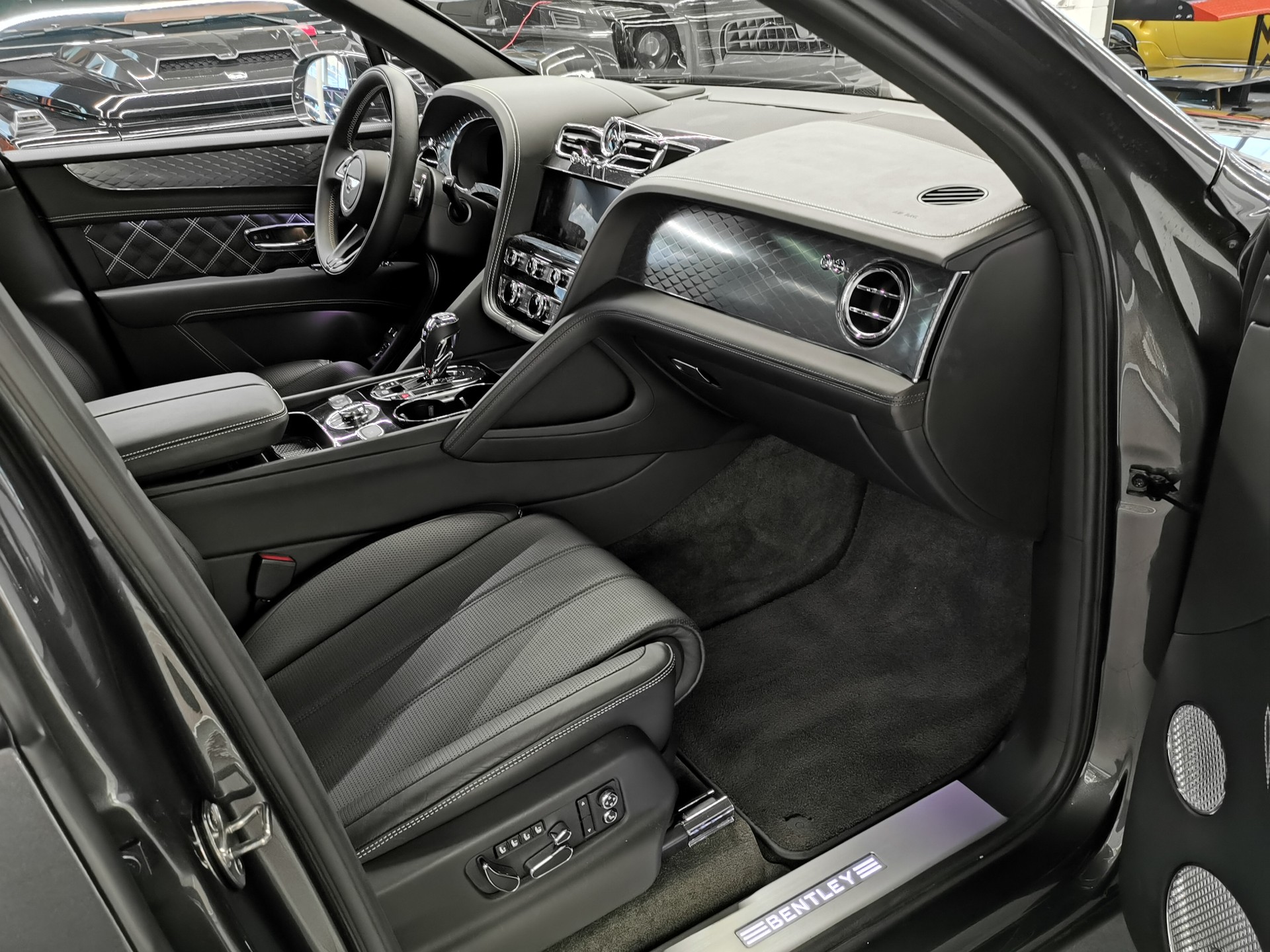 BENTLEY Bentayga V8 FIRST EDITION TRAUM AUSSTATTUNG ALLES SPEZIAL MULLINER 1. HD. SCHMOHL AUSLIEFERUNG-image-10